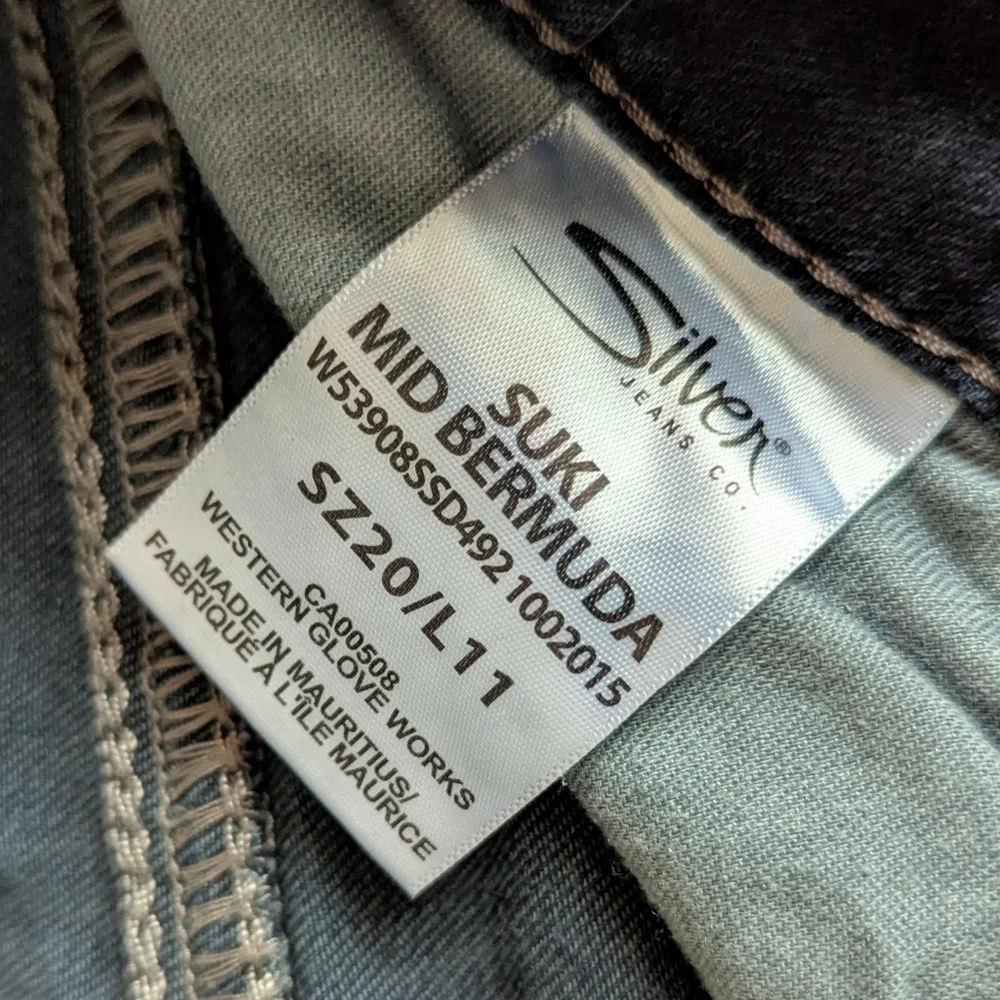 Silver Jeans | Suki Mid Bermuda Jean Shorts | 20 - Picture 4 of 5